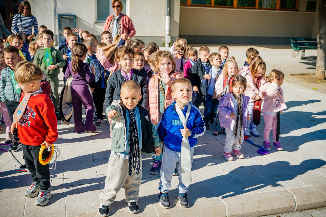 Drniški mališani podsjetili na dugu povijest hrvatskog modnog dodatka koji je osvojio svijet
