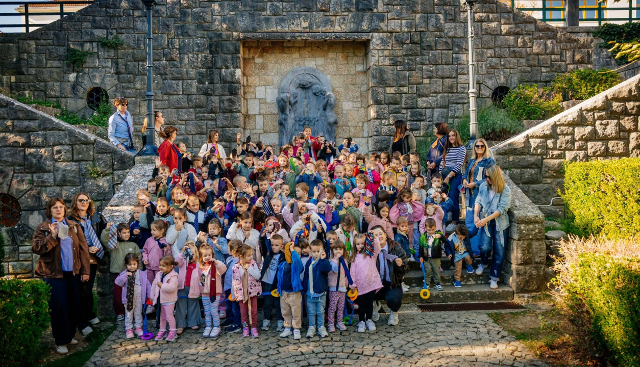 Drniški mališani podsjetili na dugu povijest hrvatskog modnog dodatka koji je osvojio svijet