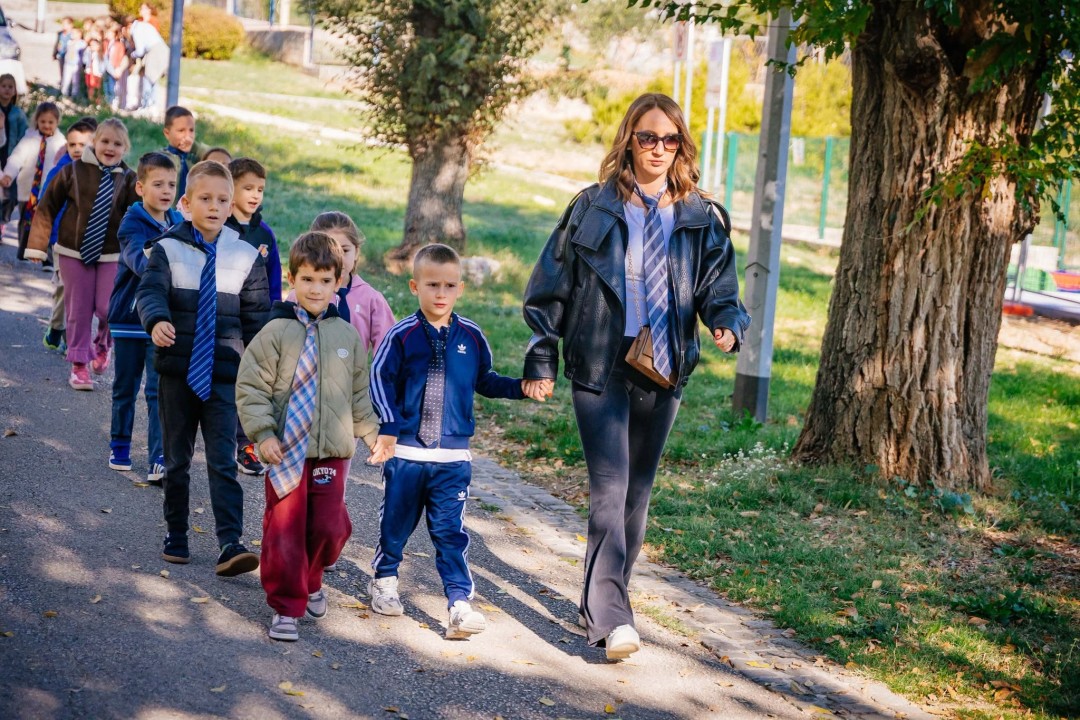 Drniški mališani podsjetili na dugu povijest hrvatskog modnog dodatka koji je osvojio svijet