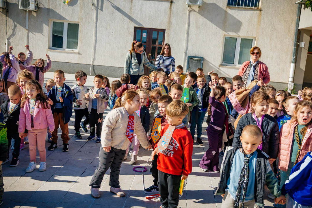 Drniški mališani podsjetili na dugu povijest hrvatskog modnog dodatka koji je osvojio svijet