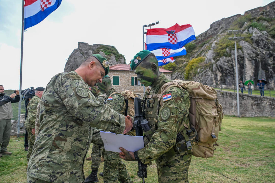 Prepješačili 88 kilometara u 34 sata: Na Kninskoj tvrđavi dočekana 24 vojne vođe