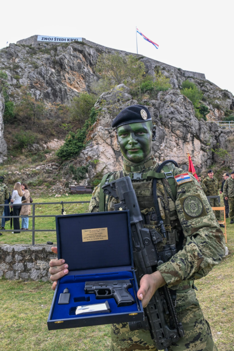 Prepješačili 88 kilometara u 34 sata: Na Kninskoj tvrđavi dočekana 24 vojne vođe