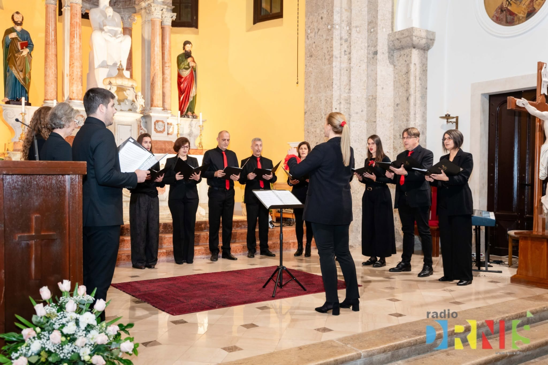 Održan festival 'Jubilate Deo' u Drnišu: Pjevači i zborovi ispunili crkvu Gospe od Ružarija