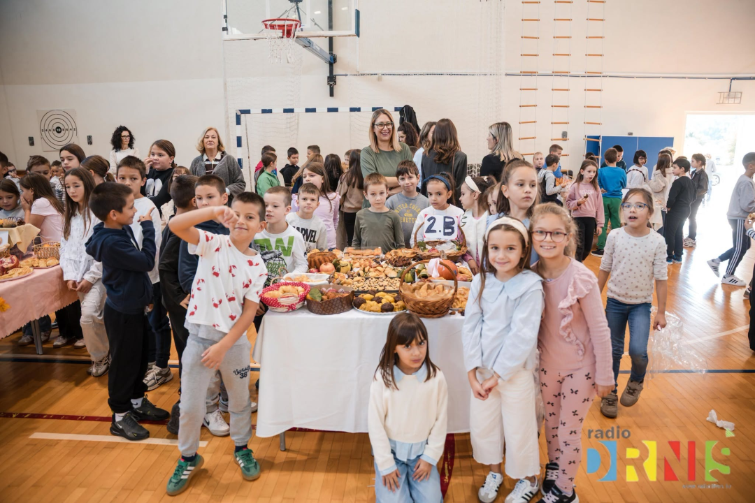  Dani kruha u Drnišu: Učenici pripremili domaće delicije, natjecali se za najbolju izložbu