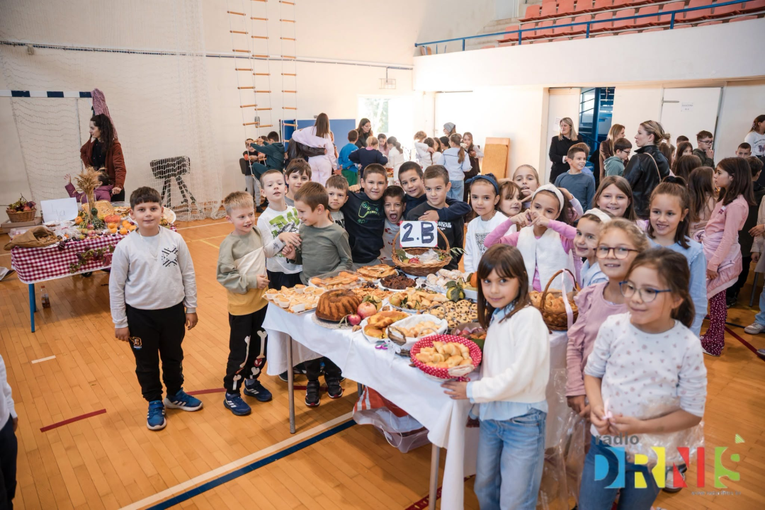  Dani kruha u Drnišu: Učenici pripremili domaće delicije, natjecali se za najbolju izložbu