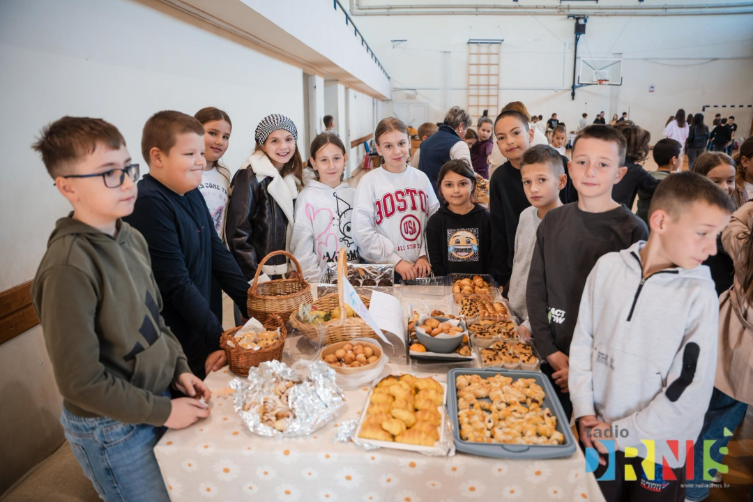  Dani kruha u Drnišu: Učenici pripremili domaće delicije, natjecali se za najbolju izložbu