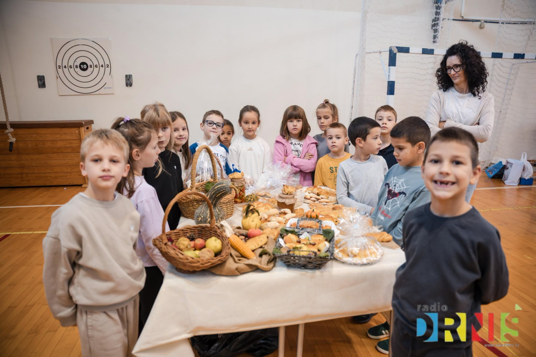  Dani kruha u Drnišu: Učenici pripremili domaće delicije, natjecali se za najbolju izložbu