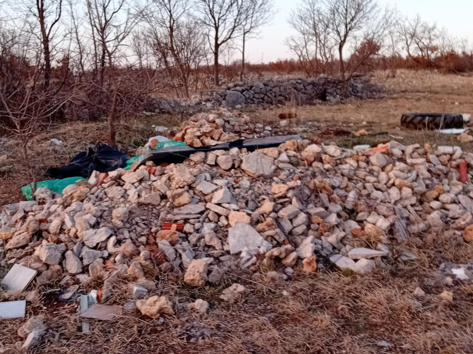 Netko je u okolici Drniša napravio malo ilegalno odlagalište otpada