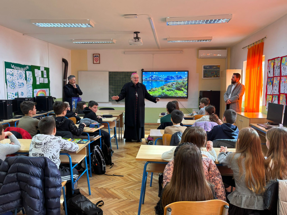 Šibenski biskup Tomislav Rogić u sklopu pastirskog pohoda posjetio župe Jadrtovac i Vrpolje