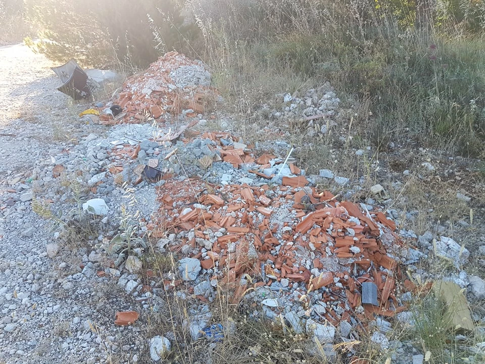 Nije parking na tri trake, ali je sigurno odlagalište otpada: Na Vidicima kod stare magistrale hrpe smeća  