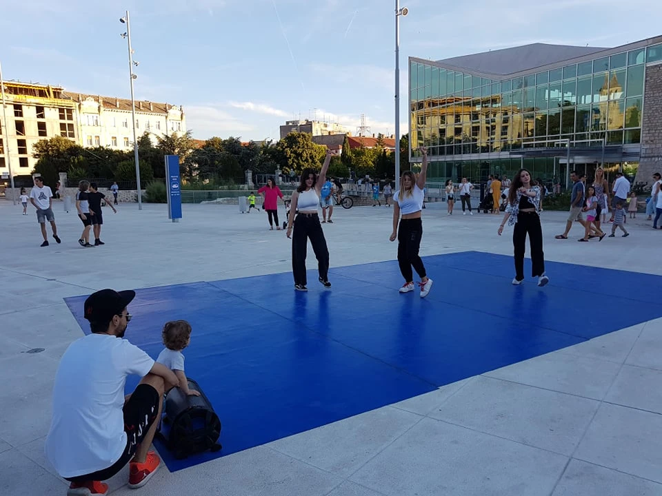 Cure i dečki iz Balansa rasplesali prolaznike na Poljani: 'Nadamo se povratku na staro i treninzima u dvorani'  