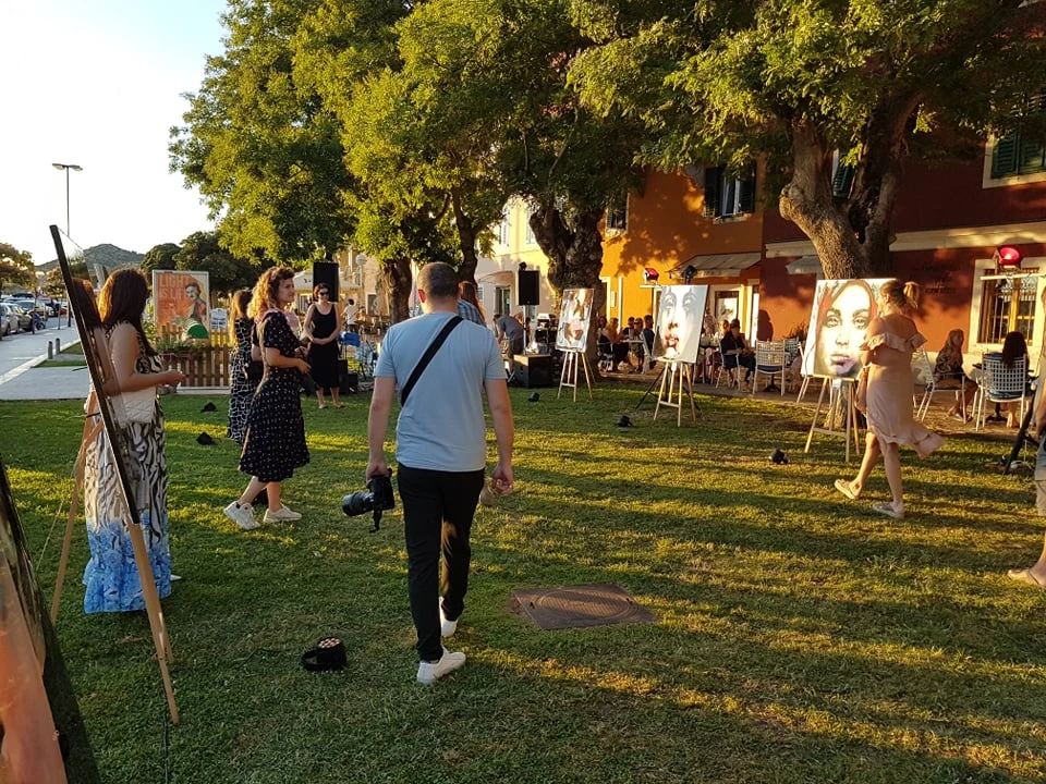 Otvorena treća samostalna izložba Branke Grubić u Azimutu: 'Moje cure govore o slobodi i puštaju glas. Dosta je bilo!' 