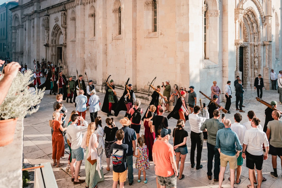 Šibenik se vratio u srednji vijek: Gradska straža i vitezovi kod katedrale ‘upali’ na vjenčanje!