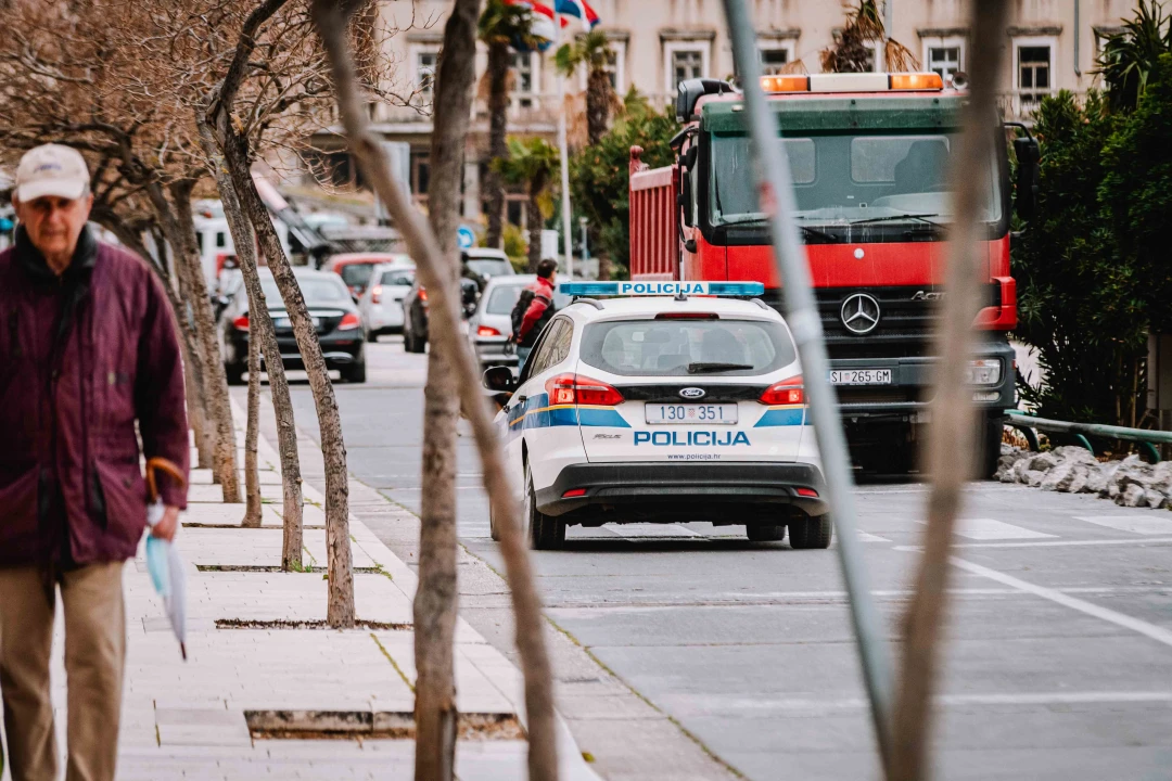 Postavljanje nove rasvjete na rivi dobro napreduje, zasvijetlit će za mjesec dana