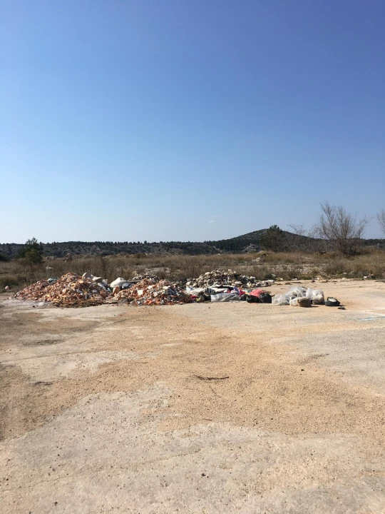 Stara rasvjeta s rive završila na TEF-u okružena tonama građevinskog i drugog otpada!