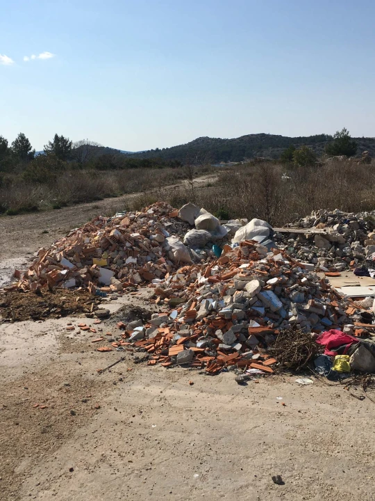 Stara rasvjeta s rive završila na TEF-u okružena tonama građevinskog i drugog otpada!
