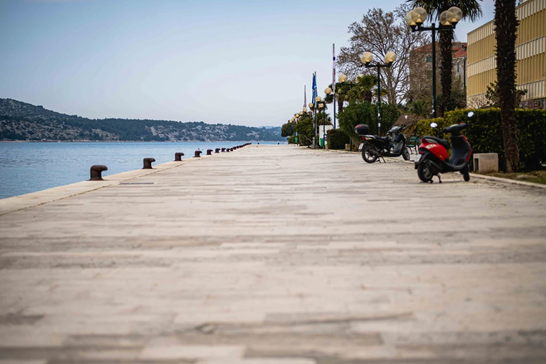 Šibenik je na današnji dan 2020. godine bio pust, trebale su nam potvrde za napustiti županiju, a imali smo puno manje slučajeva nego danas