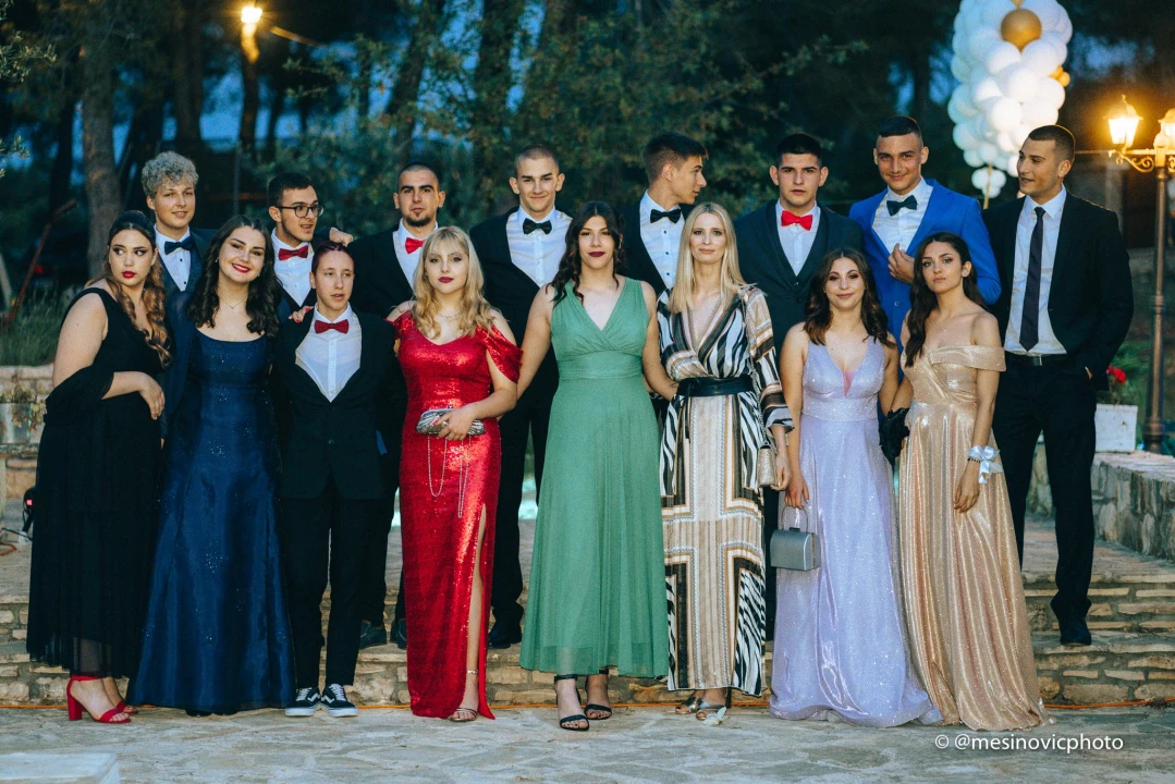 Maturanti Turističko-ugostiteljske škole u glamuroznim izdanjima proslavili kraj srednje škole! (1. dio)