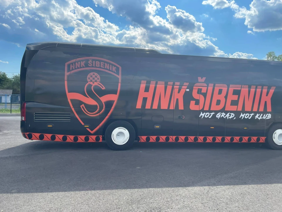 Crno-narančasta boja, lav, 'Moj grad, moj klub'... sve je to oslikano na klupskom busu HNK Šibenik 
