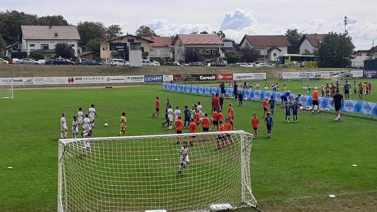 Najmlađe kategorije Šibenika skupljale prva natjecateljska iskustva na velikom turniru u Dugom Selu