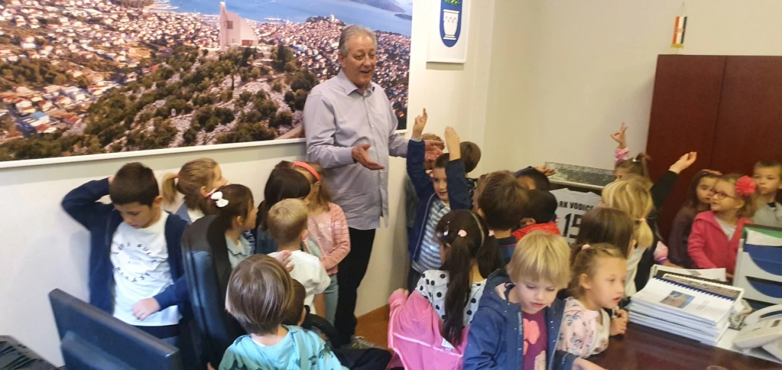 Djeca iz vrtića Tamaris posjetila vodičkog gradonačelnika Antu Cukrova
