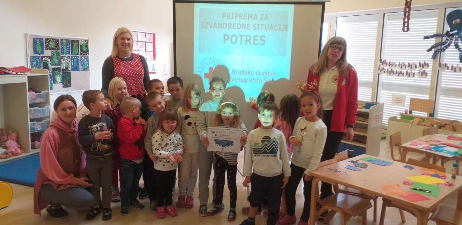 Ekipa šibenskog Crvenog križa posjetila Tisno i s mališanima pričali o potresu