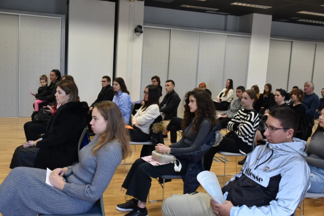 Trideset i dvoje učenika i studenata sa županom potpisalo ugovore o stipendiranju