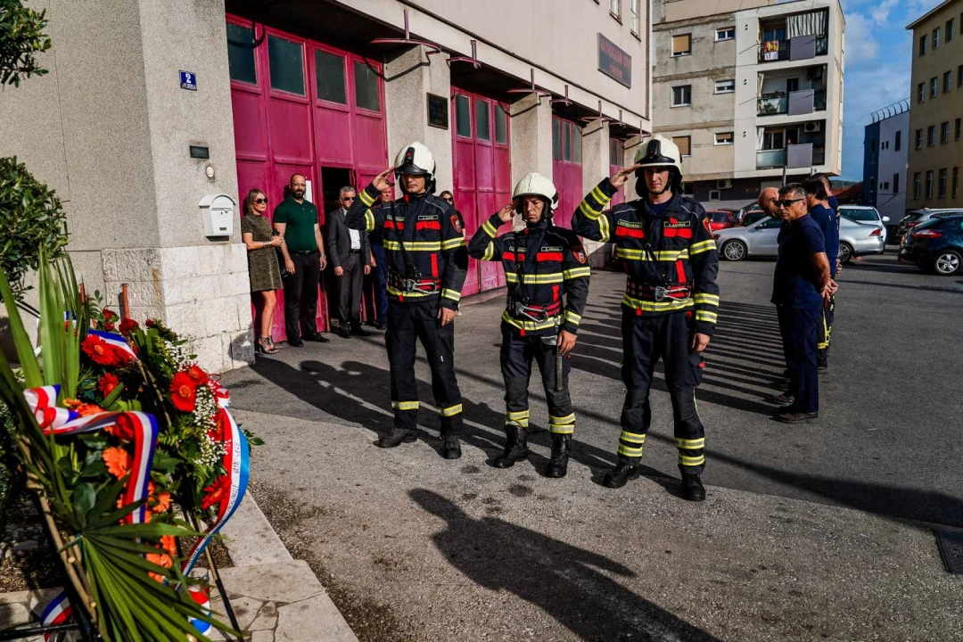 U Šibeniku položeni vijenci za poginule vatrogasce