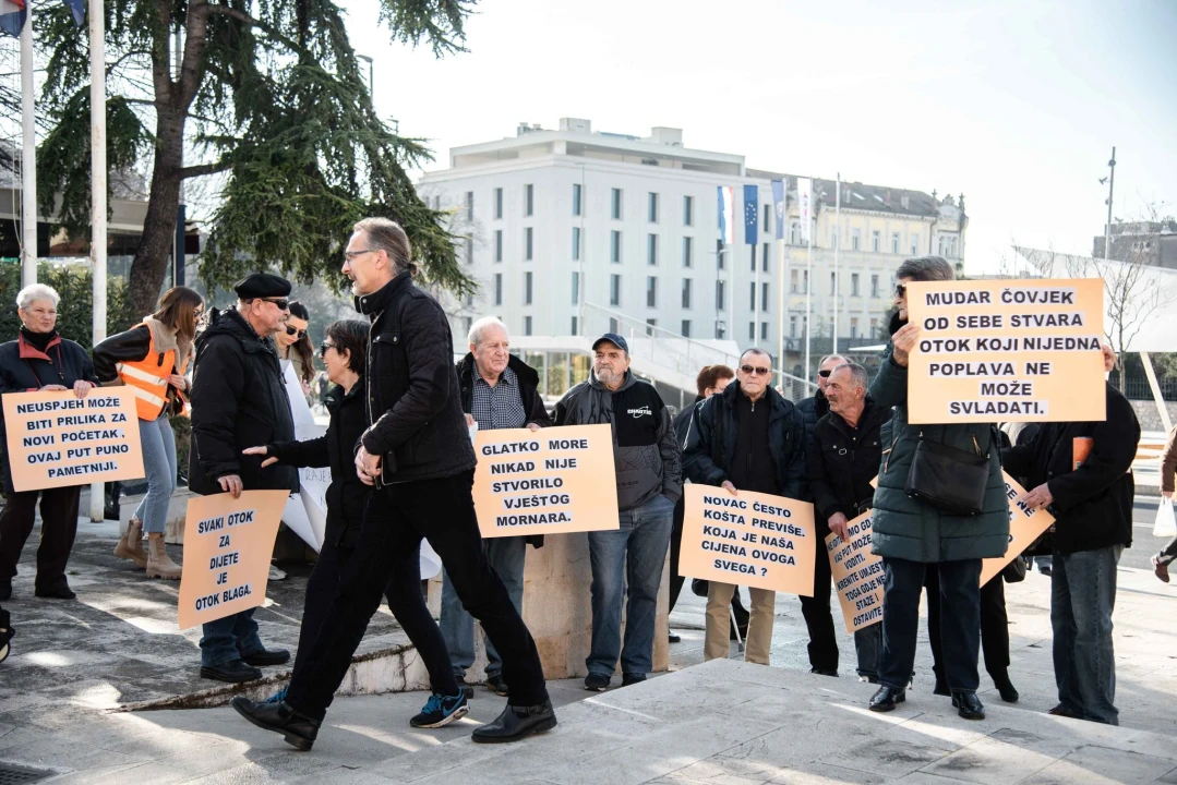 Kaprijani ne odustaju, prosvjedovali ispred gradske uprave: 'Postali smo otok-slučaj radi par usijanih glava'