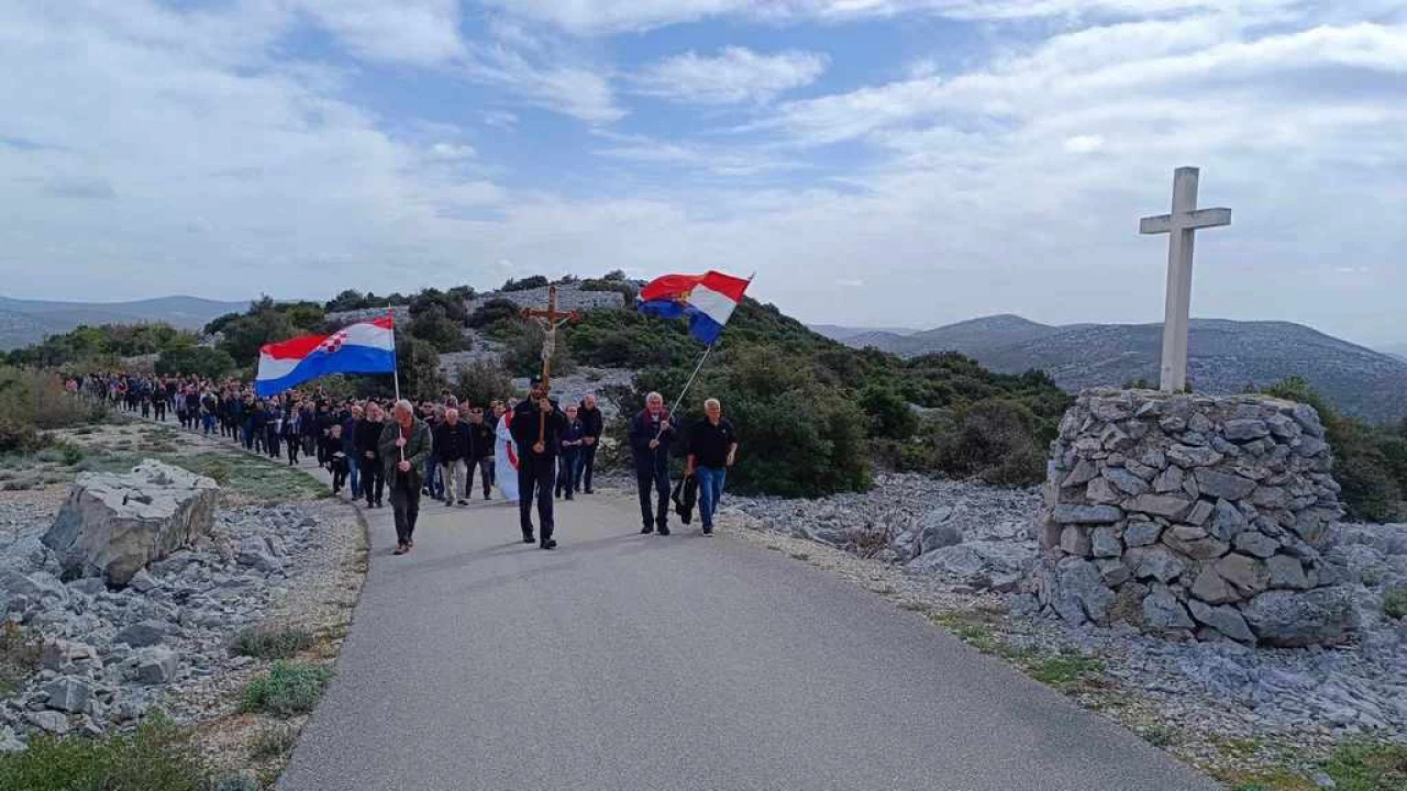 Održan Križni put Hrvatske vojske i policije na brdu Kamenjak iznad Vranskog jezera  
