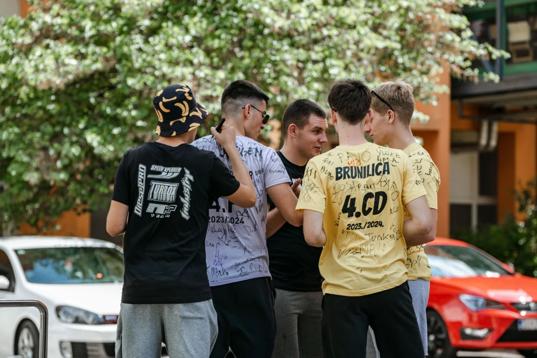 Šibenski maturanti opraštaju se od škole: Slave uz domaće hitove, a budućnost vide vani