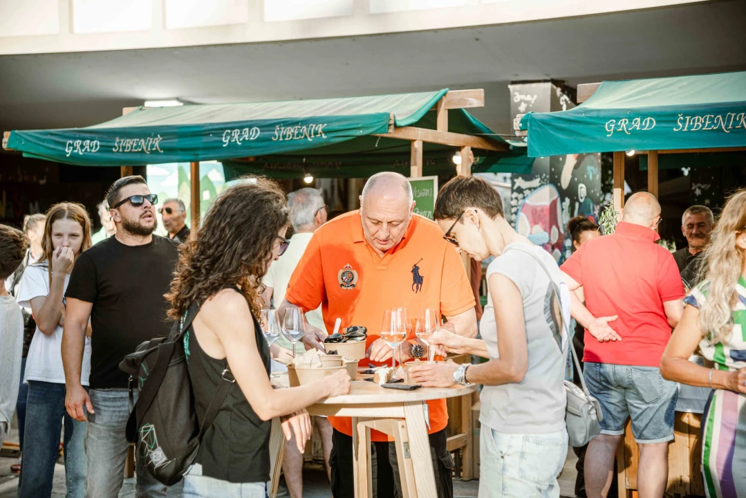 Zbog jednog skladnog para trg ispred Županije i ove je godine pun
