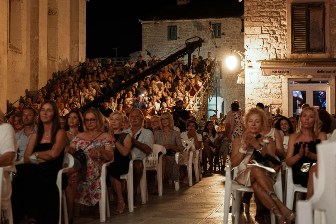Ikona hrvatske glazbe Meri Cetinić zablistala na pozornici prve večeri Dalmatinske Šansone