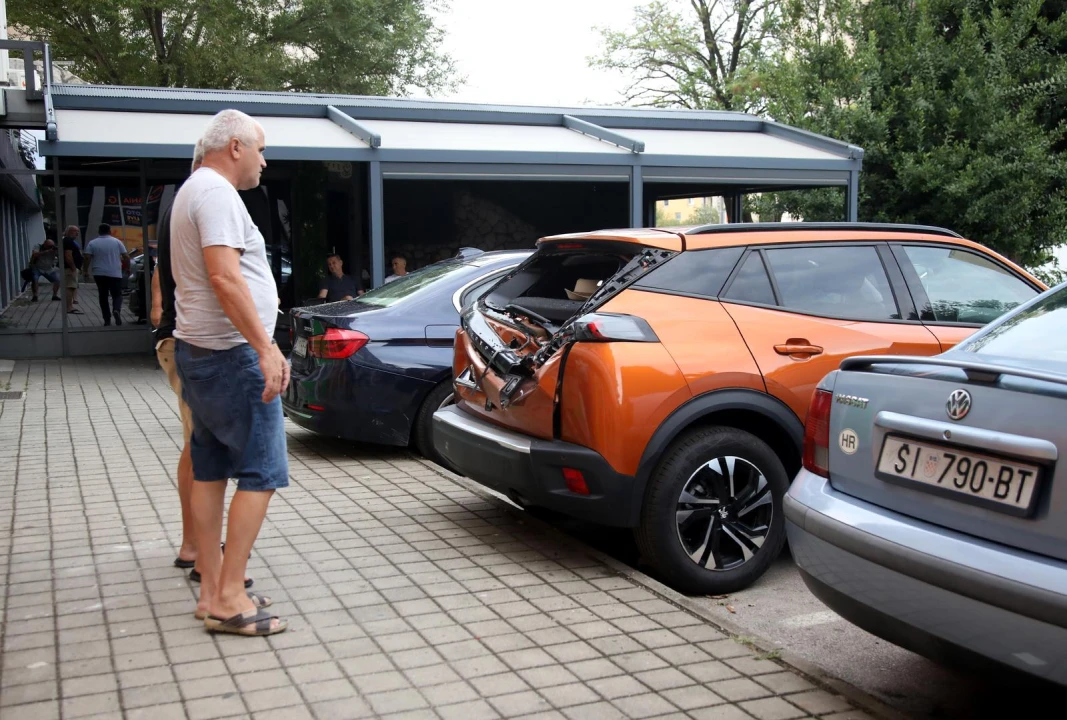 Srećom nitko nije stradao: Prilikom mijenjanja otvora na zgradi u Baldekinu, pala žbuka na parkirane automobile pokraj zgrade