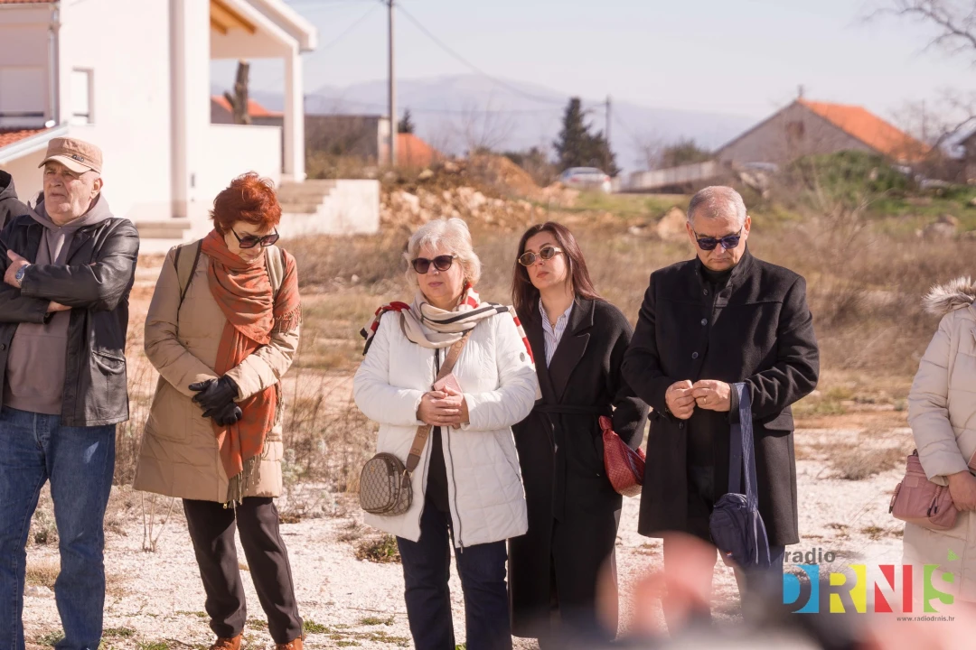 Župan Jelić i gradonačelnik Drniša uručili 13 ključeva stanarima višestambene zgrade 