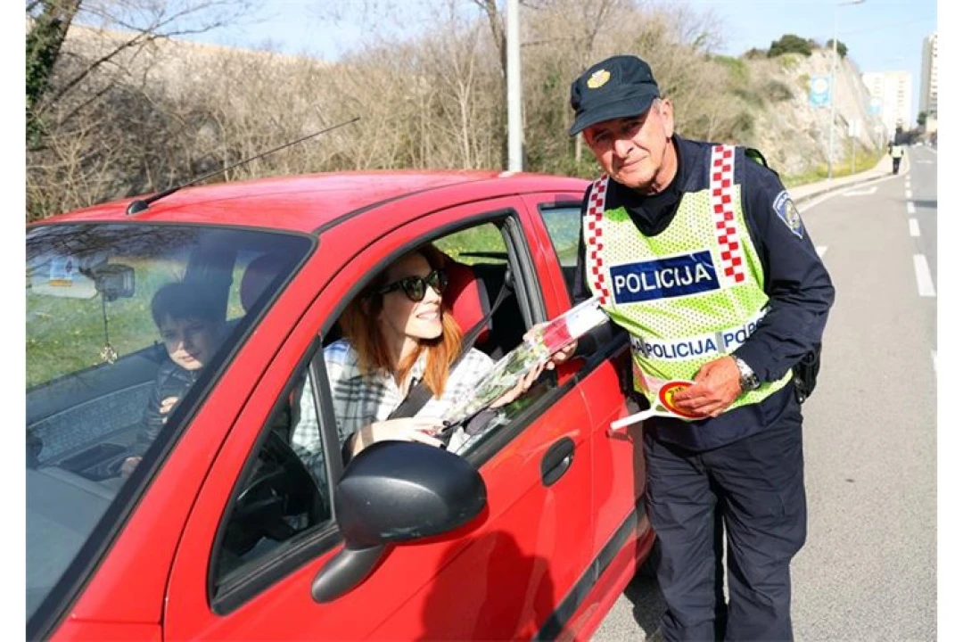Šibenski policajci dijelili vozačicama ruže povodom Dana žena 