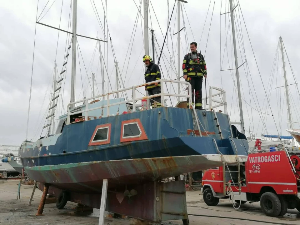 Vodički i tišnjanski vatrogasci gasili požar broda na Murteru