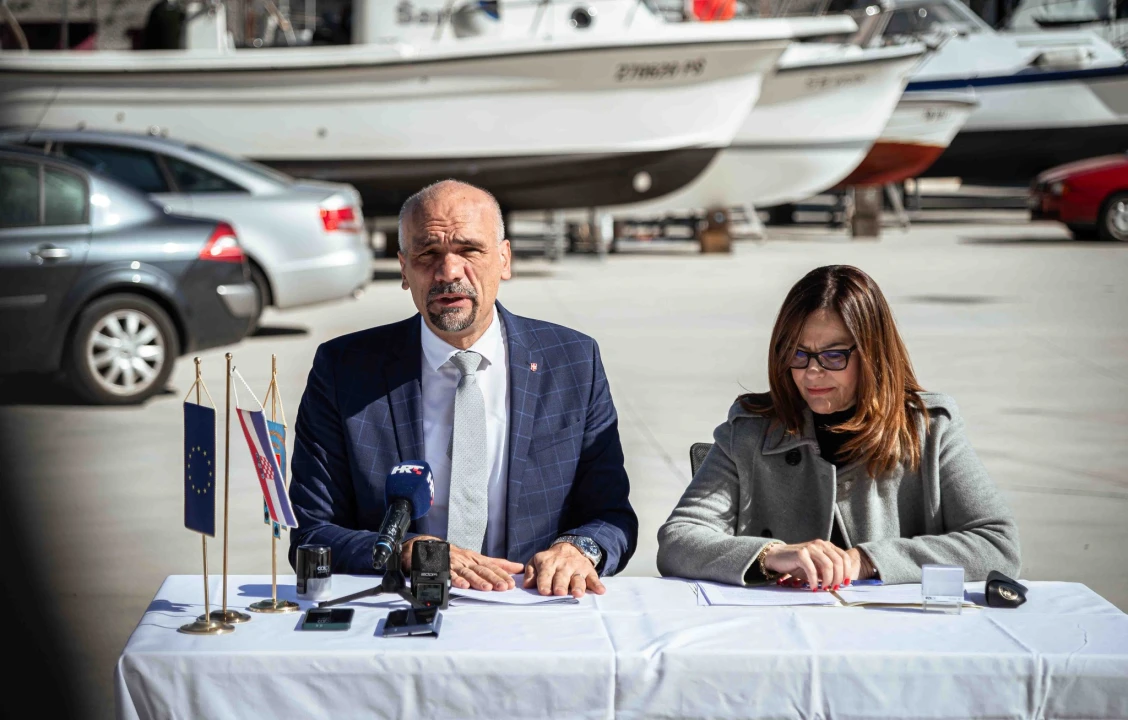 Župan Jelić i Jadranka Fržop potpisali ugovor o financiranju projekata: ‘Lučka infrastrukira nam je od iznimnog značaja’