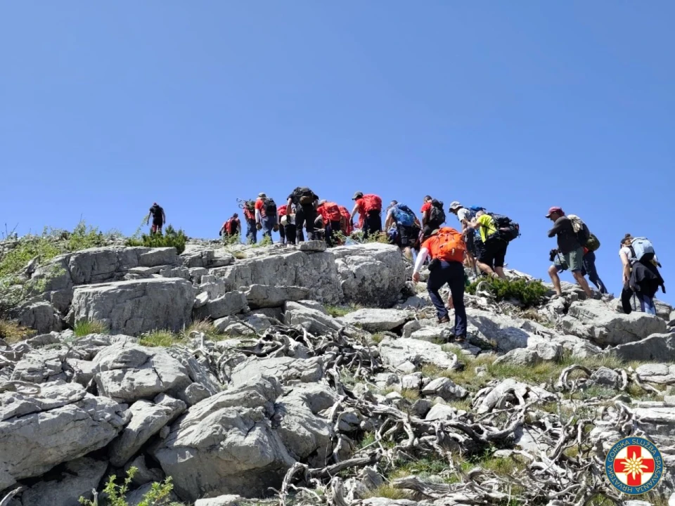 Nesvakidašnji uspon na Dinaru: Uz pomoć HGSS-ovaca i planinara u kolicima osvojio najviši vrh Hrvatske