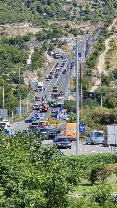 Na 'tri trake' sudar četiri vozila, sve hitne službe na terenu