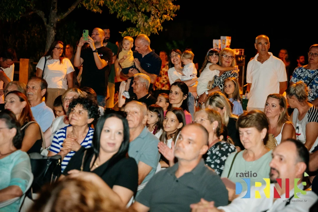 U Drnišu održan 5. Minifest, dječje pjevačko natjecanje