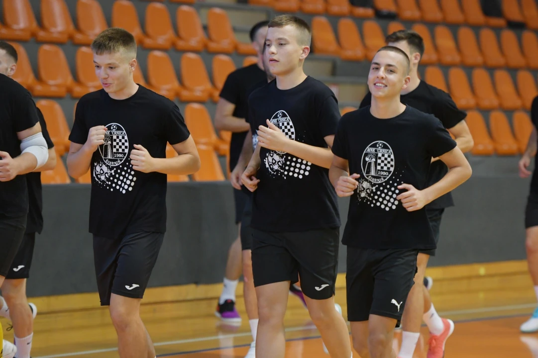 FOTO Na sinoćnjoj prozivci 19 malonogometaša Crnice, u sklopu priprema 'Kup Grada Šibenika'