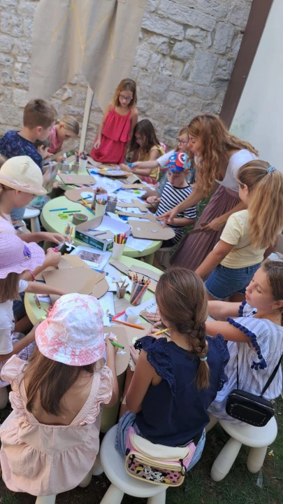 Mališani izrađivali mačeve i štitove ispred šibenskog Muzeja