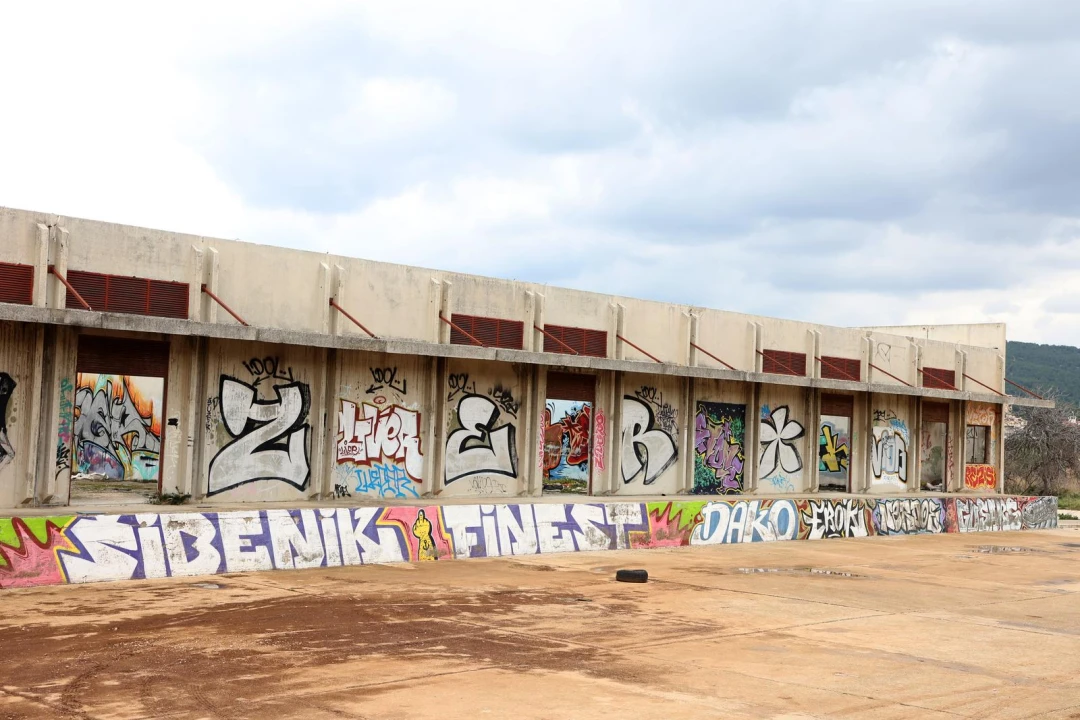 Dok čeka projekte i prenamjenu, Vojarna Bribirskih knezova pravi je mali 'Festival grafita'