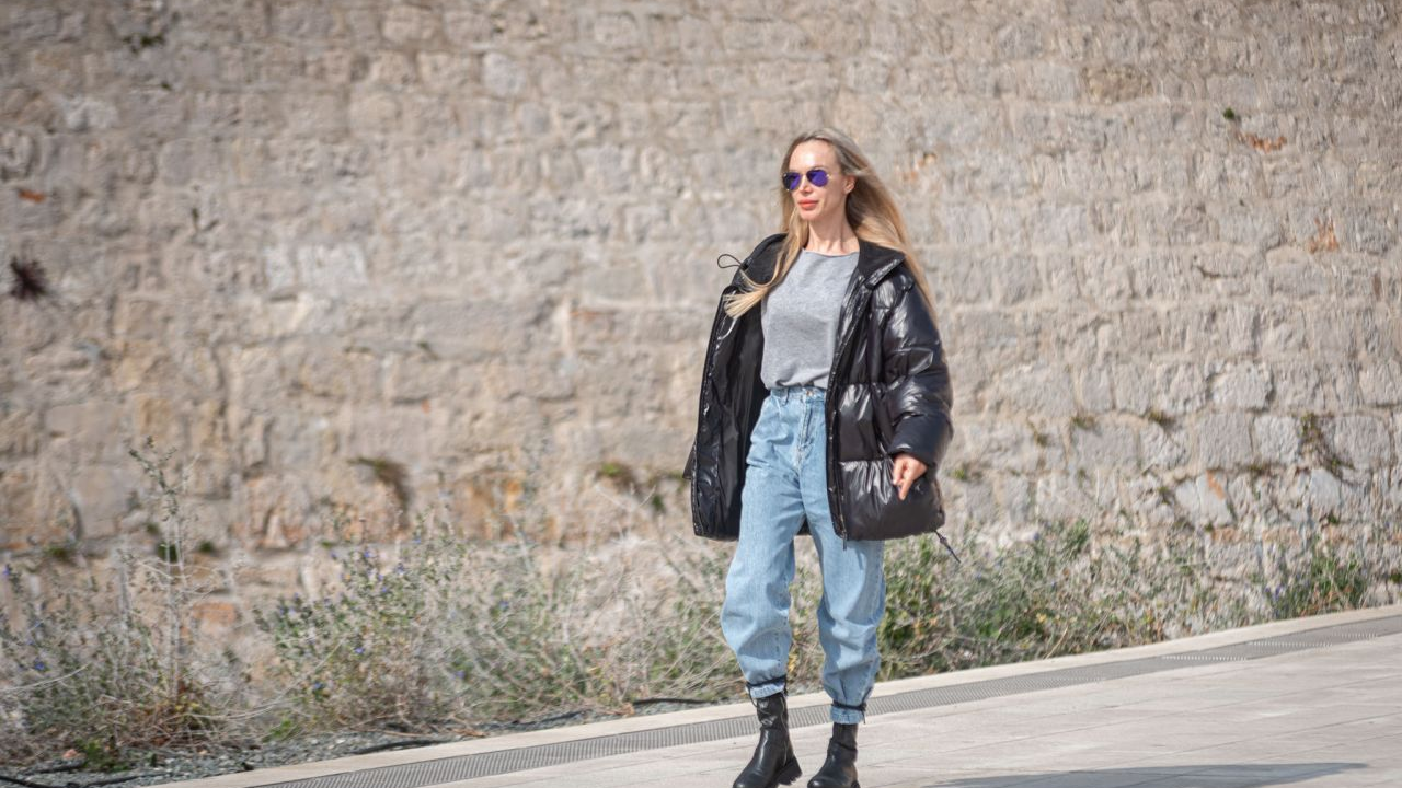 Ako nosite uske traperice i razdjeljak sa strane, stari ste! Gen Z i milenijalci trenutno zbog toga ratuju