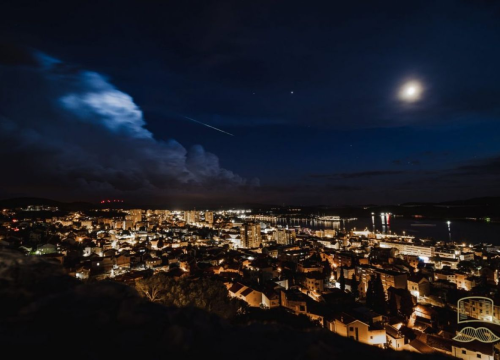 Meteorološki spektakl iznad Šibenika: Dok su sijevale munje, meteor preletio iznad grada
