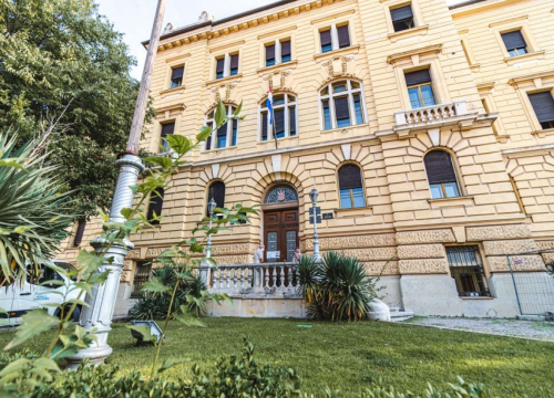 Mladić (25) u Šibeniku kamenjem i nogama porazbijao kućanske aparate u stanu iz kojeg su ga izbacili