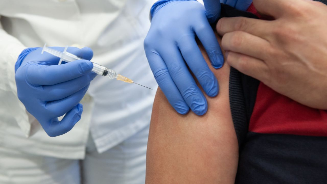 Na koje se nuspojave nakon cijepljenja žale u Hrvatskoj? Najčešće na ovih 10