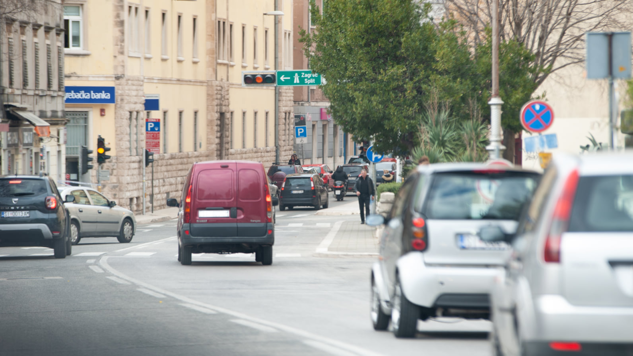 Usred vožnje u Šibeniku zaustavio auto pa pokušao ući u tuđi, a onda ozbiljno prijetio vozaču