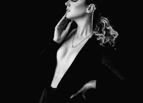 Fotografija 2 - Eevu je pohvalila čak i Erykah Badu, a na ‘našem’ jeziku piše tek otkad živi u Šibeniku: ‘Moć nije sposobnost žene da pretrpi bol’